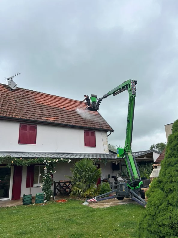Nettoyage de toiture de maison à la nacelle à Saint-Remimont