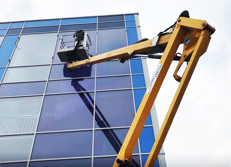 Lavage de vitres d’immeuble tertiaire à la nacelle élévatrice en Meurthe-et-Moselle